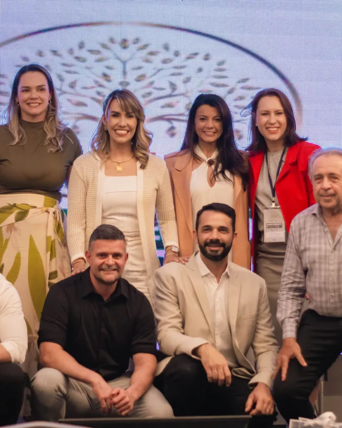 Grupo de idealizadores e palestrantes no palco do Congresso Integrar Saúde