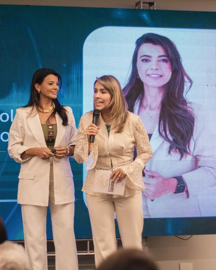 Palestrante conduzindo apresentação sobre saúde integrativa no Congresso Integrar Saúde